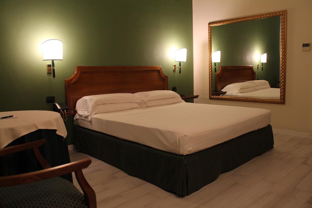Hotel Don Carlo Broni Exterior foto